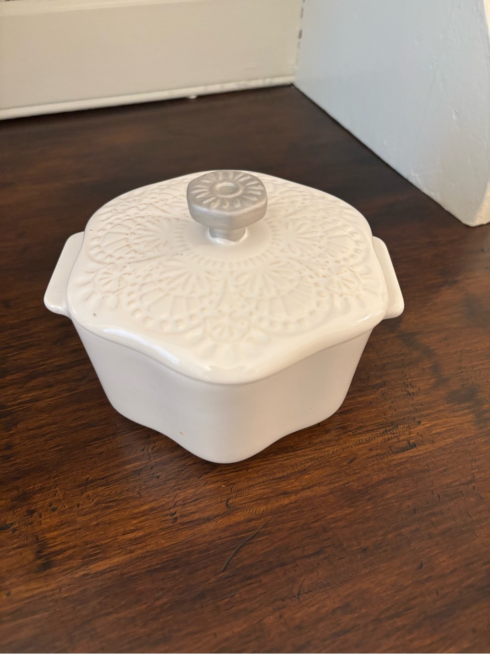 The Pioneer Woman White Ceramic Lidded Baking Dish with Decorative Lid Knob